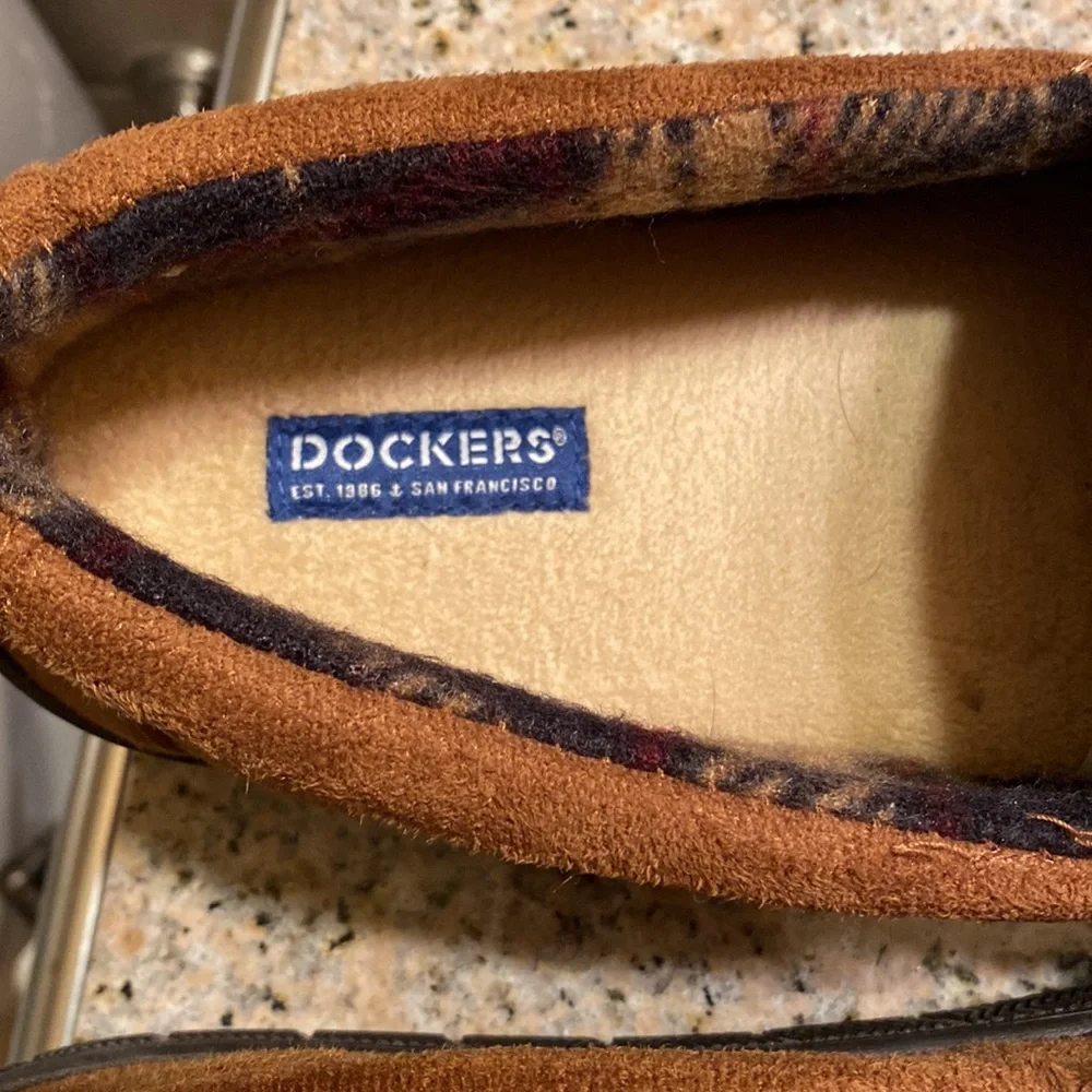 Dockers Moccasin style super comfy slippers. NWOT. Size 8/9 - Picture 4 of 4